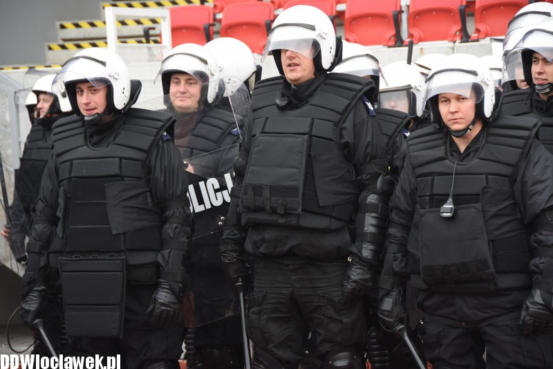Ćwiczenia policji na stadionie OSiR