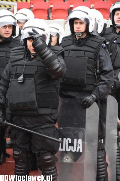 Ćwiczenia policji na stadionie OSiR