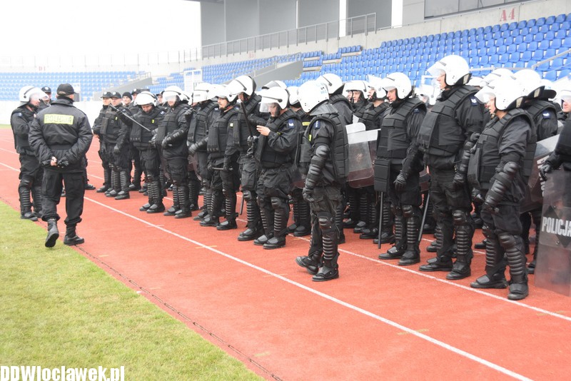 Ćwiczenia policji na stadionie OSiR