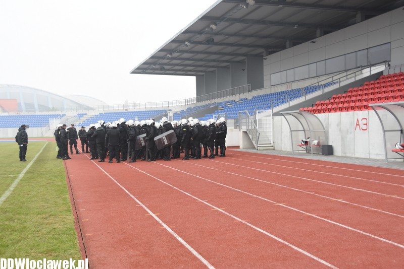 Ćwiczenia policji na stadionie OSiR