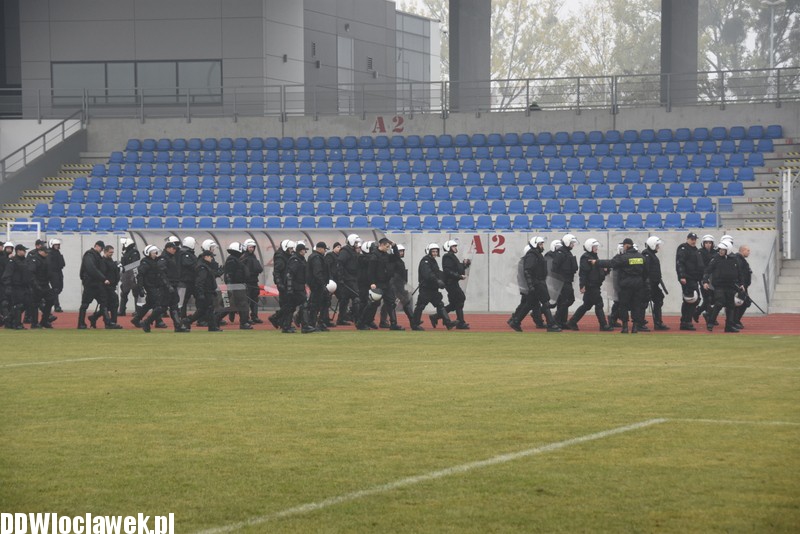 Ćwiczenia policji na stadionie OSiR