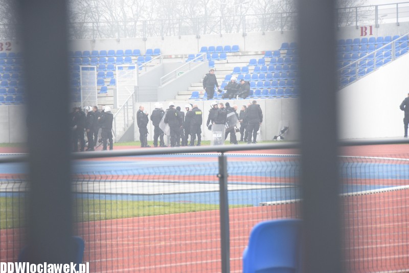 Ćwiczenia policji na stadionie OSiR