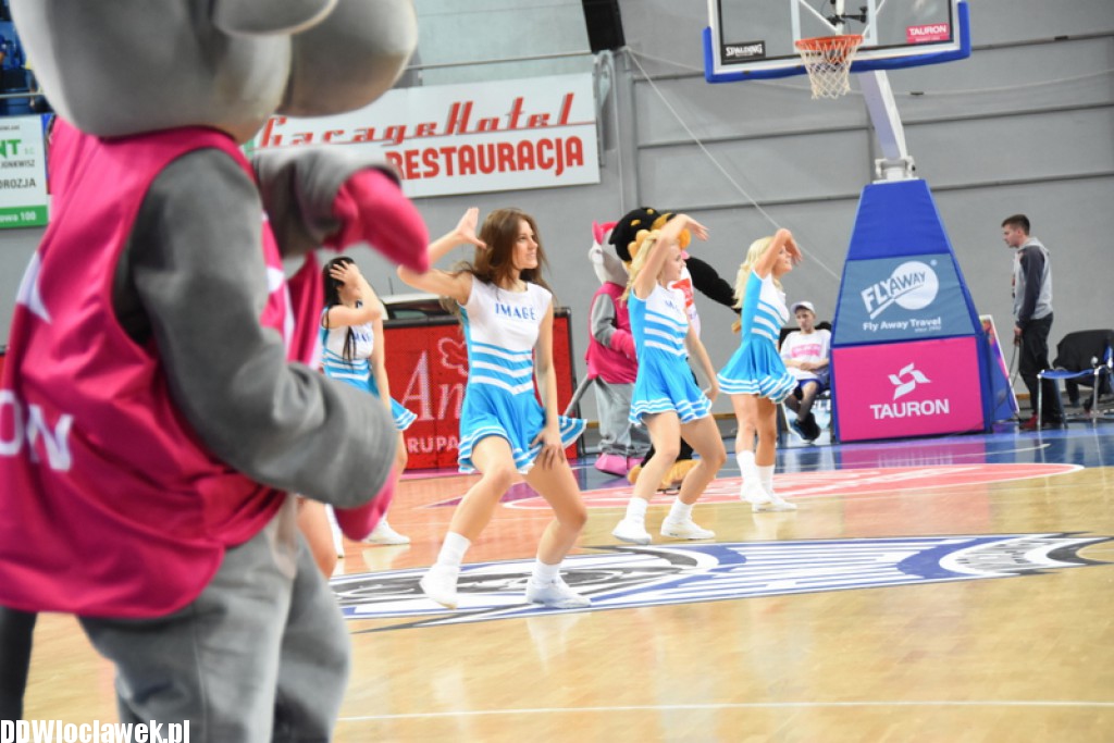 Anwil Dance Team na meczu Anwil - Asseco