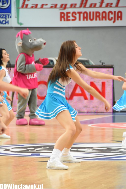 Anwil Dance Team na meczu Anwil - Asseco