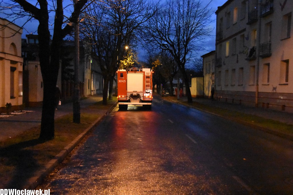 Wiatr zerwał dach przy Długiej