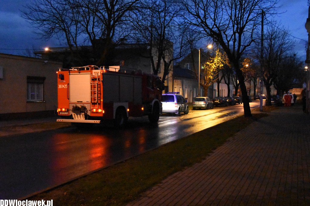 Wiatr zerwał dach przy Długiej