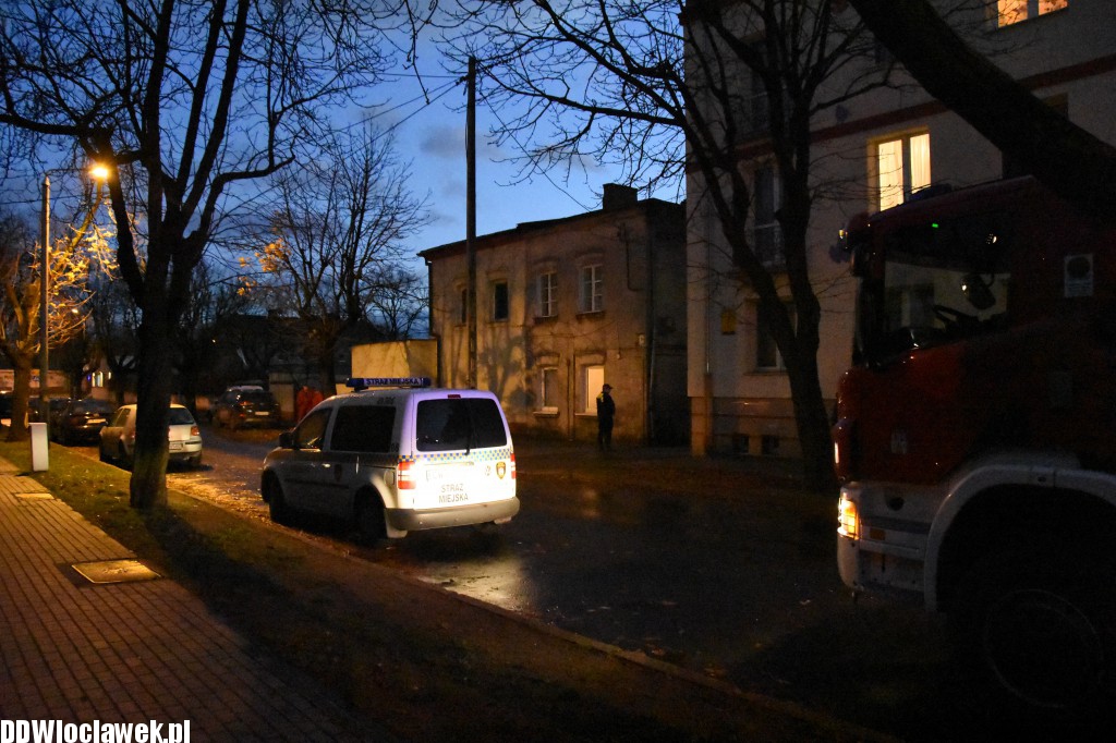 Wiatr zerwał dach przy Długiej