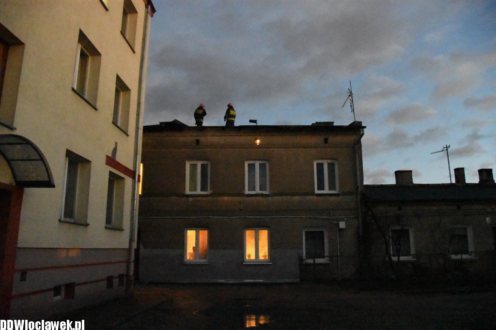 Wiatr zerwał dach przy Długiej