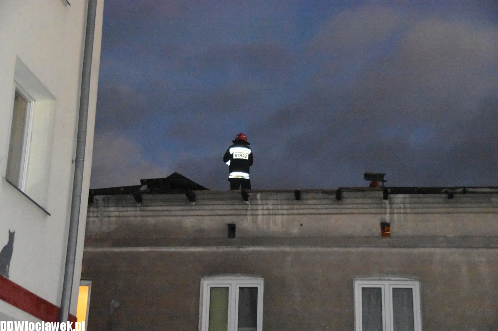 Wiatr zerwał dach przy Długiej
