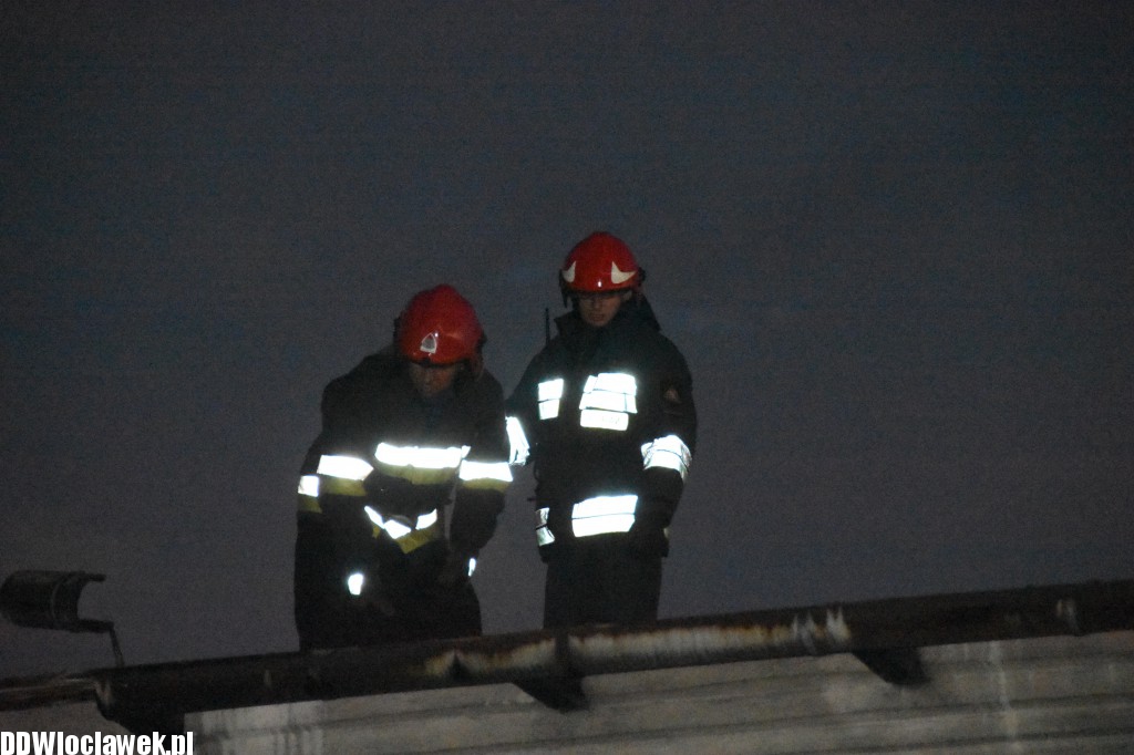 Wiatr zerwał dach przy Długiej