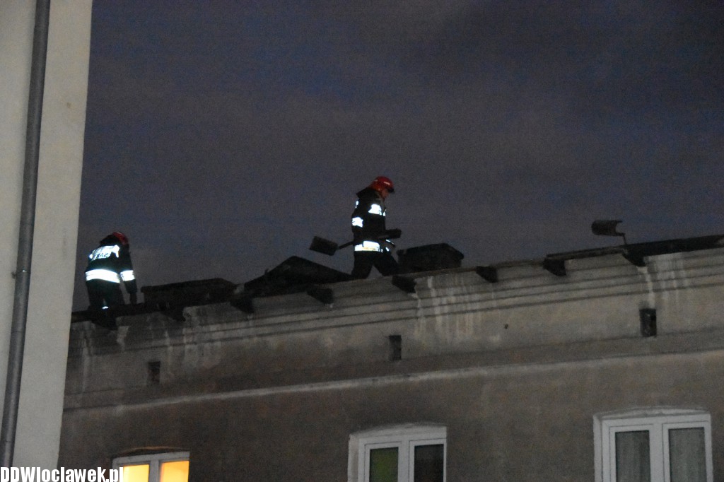Wiatr zerwał dach przy Długiej