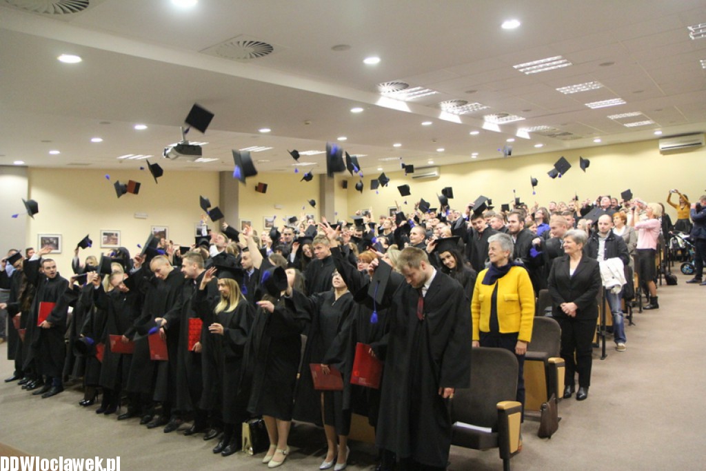 Wręczenie dyplomów studentom