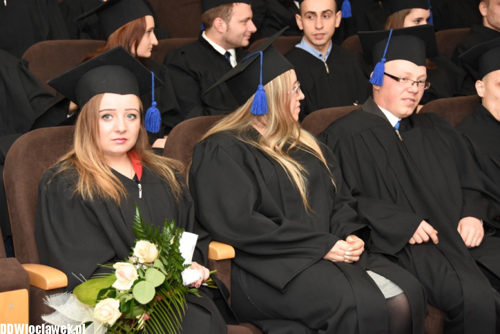 Wręczenie dyplomów studentom