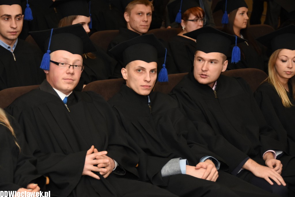 Wręczenie dyplomów studentom
