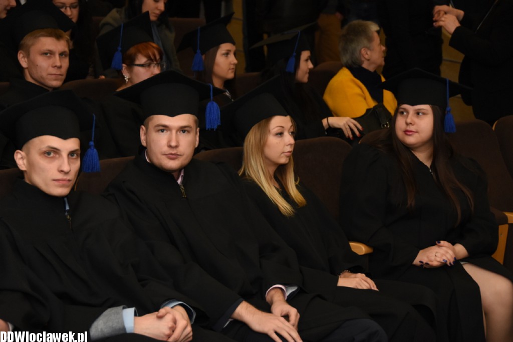Wręczenie dyplomów studentom