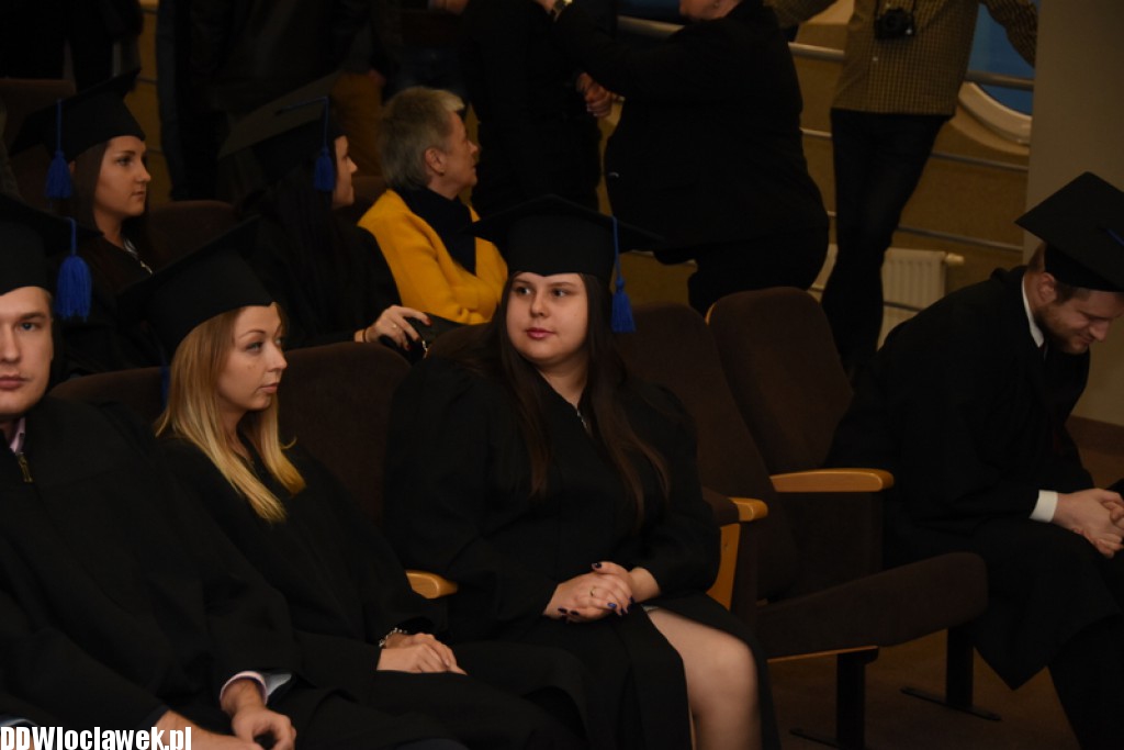 Wręczenie dyplomów studentom