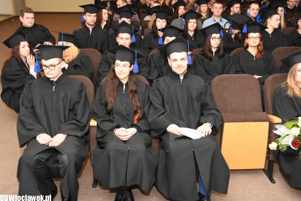Wręczenie dyplomów studentom