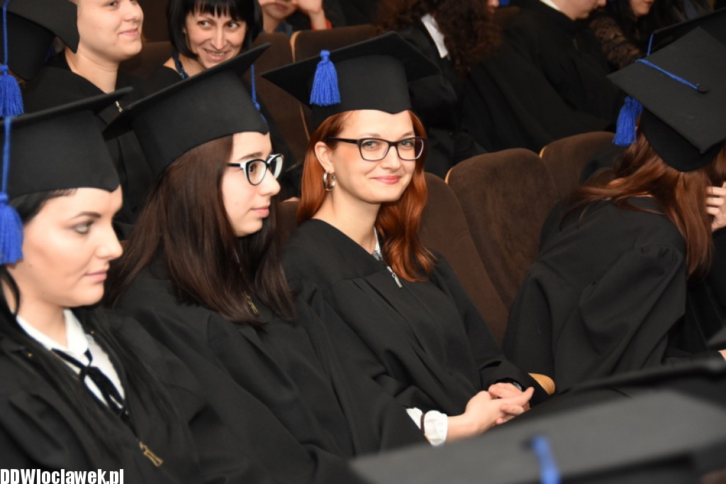 Wręczenie dyplomów studentom