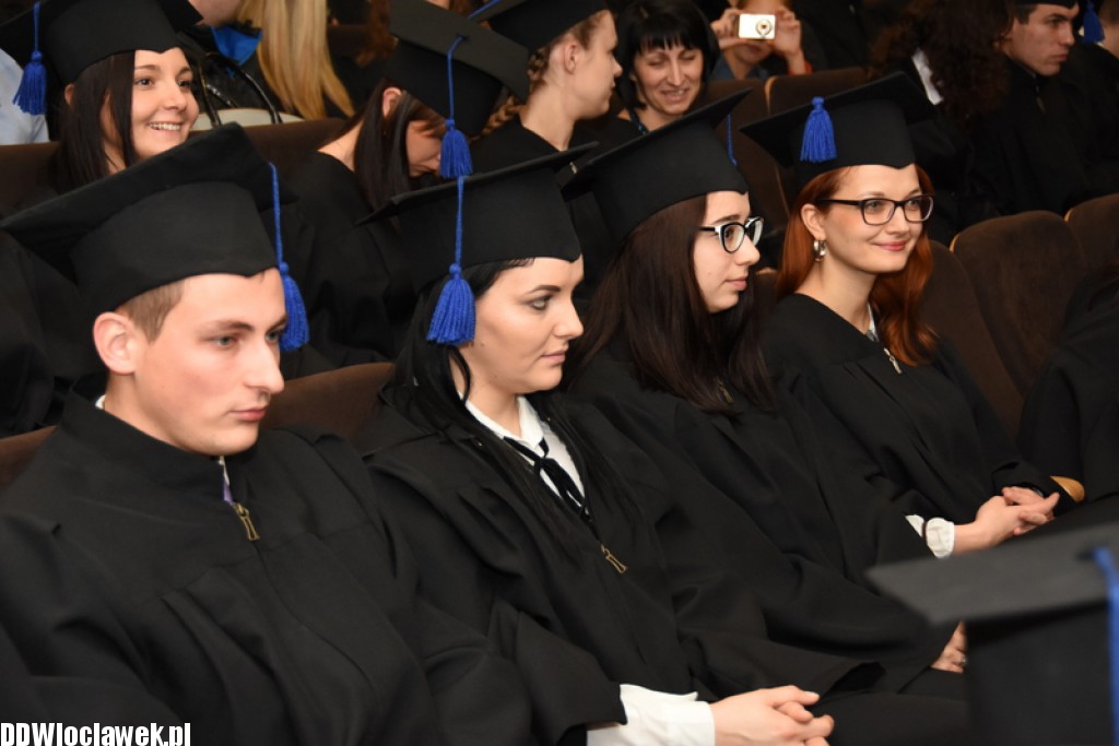 Wręczenie dyplomów studentom