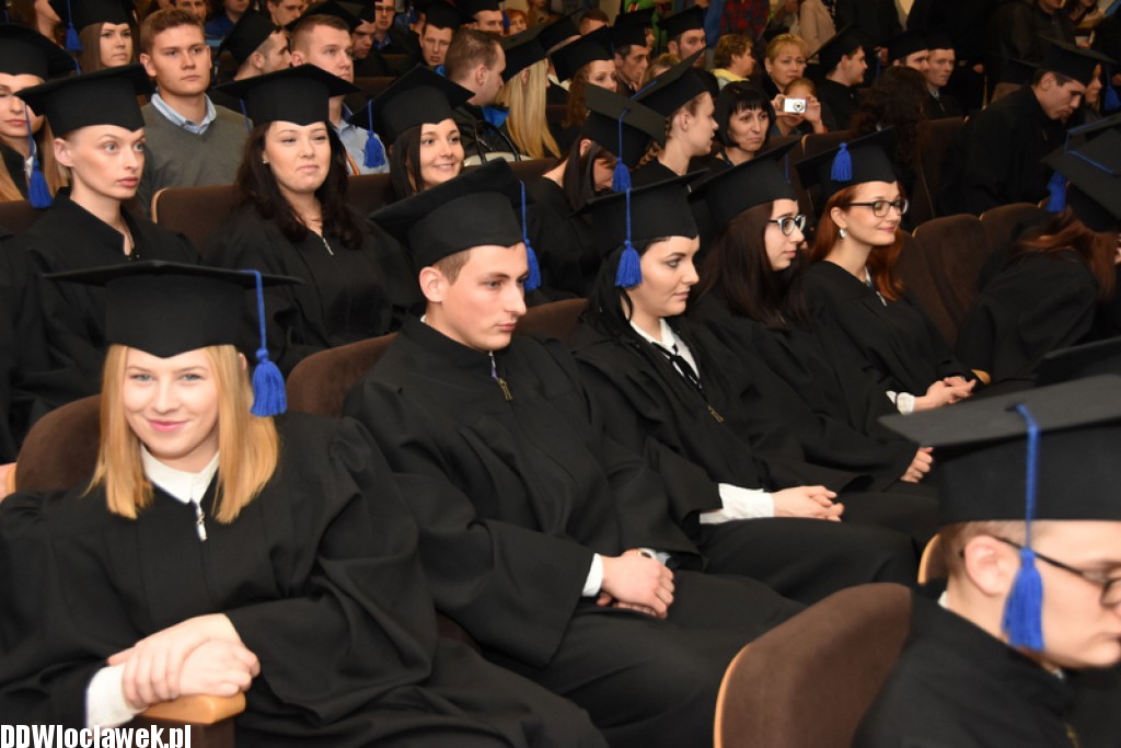 Wręczenie dyplomów studentom