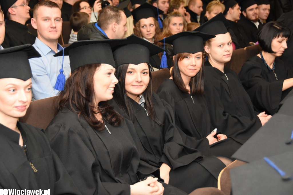Wręczenie dyplomów studentom