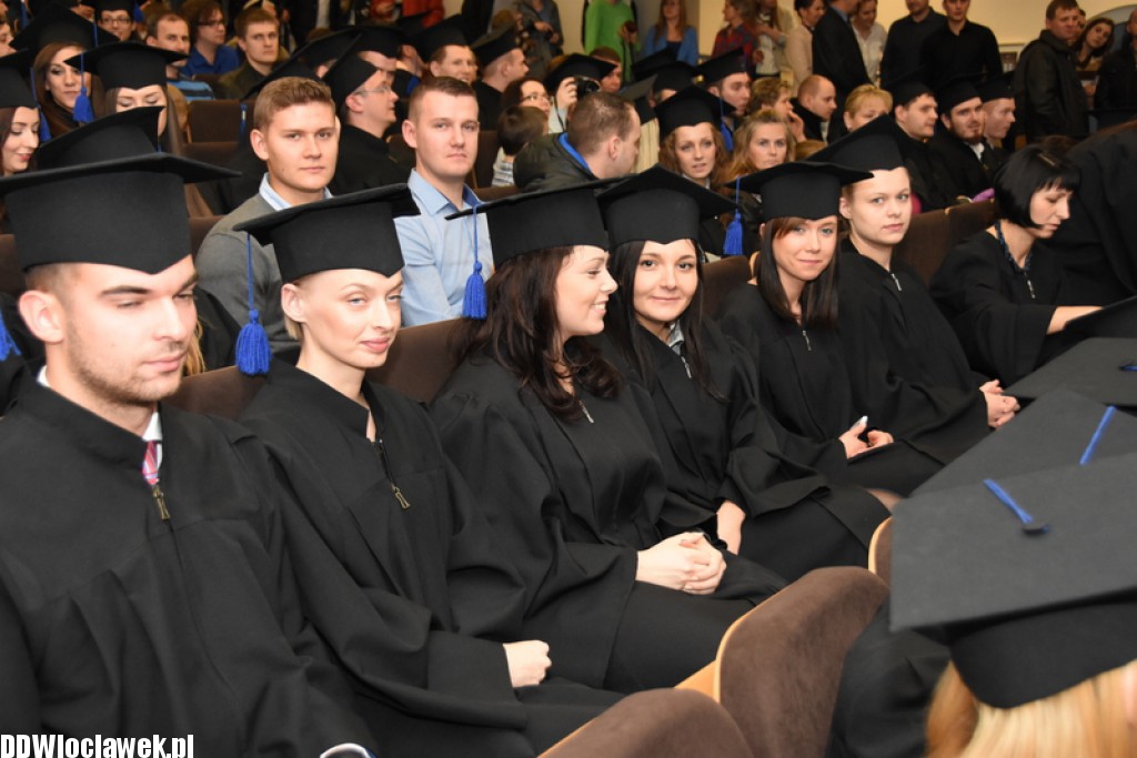 Wręczenie dyplomów studentom