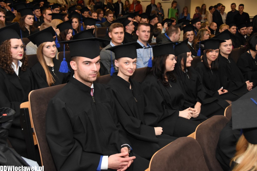 Wręczenie dyplomów studentom
