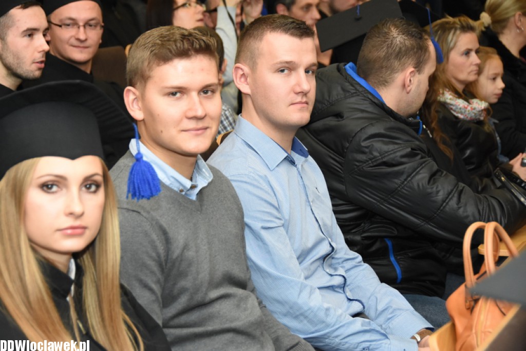 Wręczenie dyplomów studentom