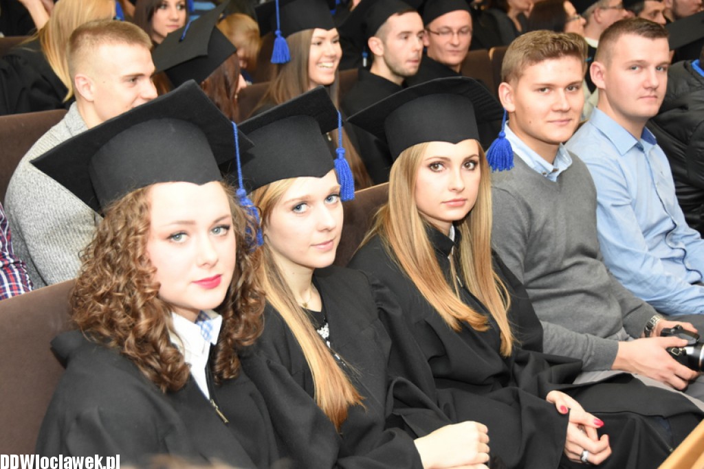 Wręczenie dyplomów studentom