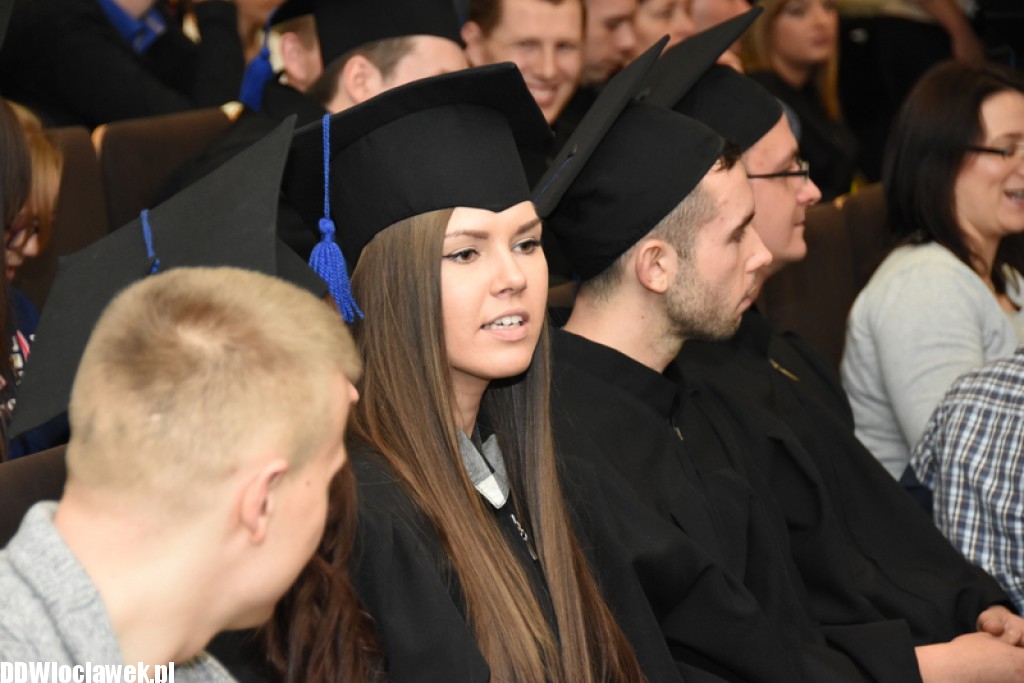 Wręczenie dyplomów studentom