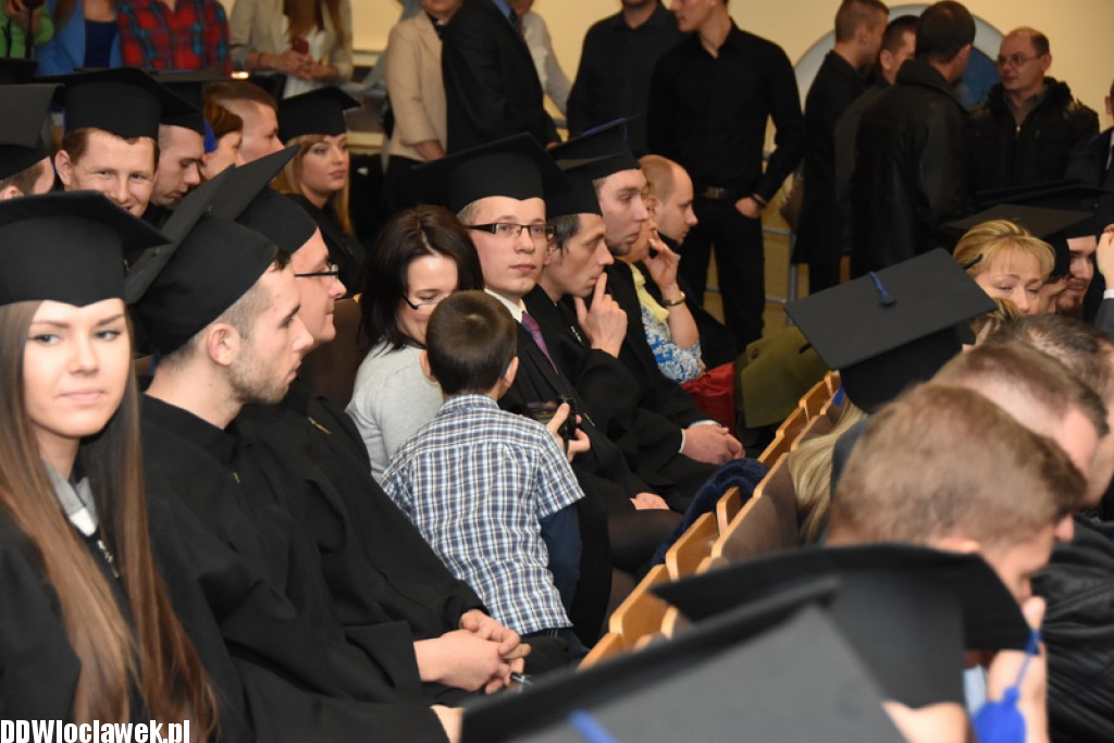 Wręczenie dyplomów studentom