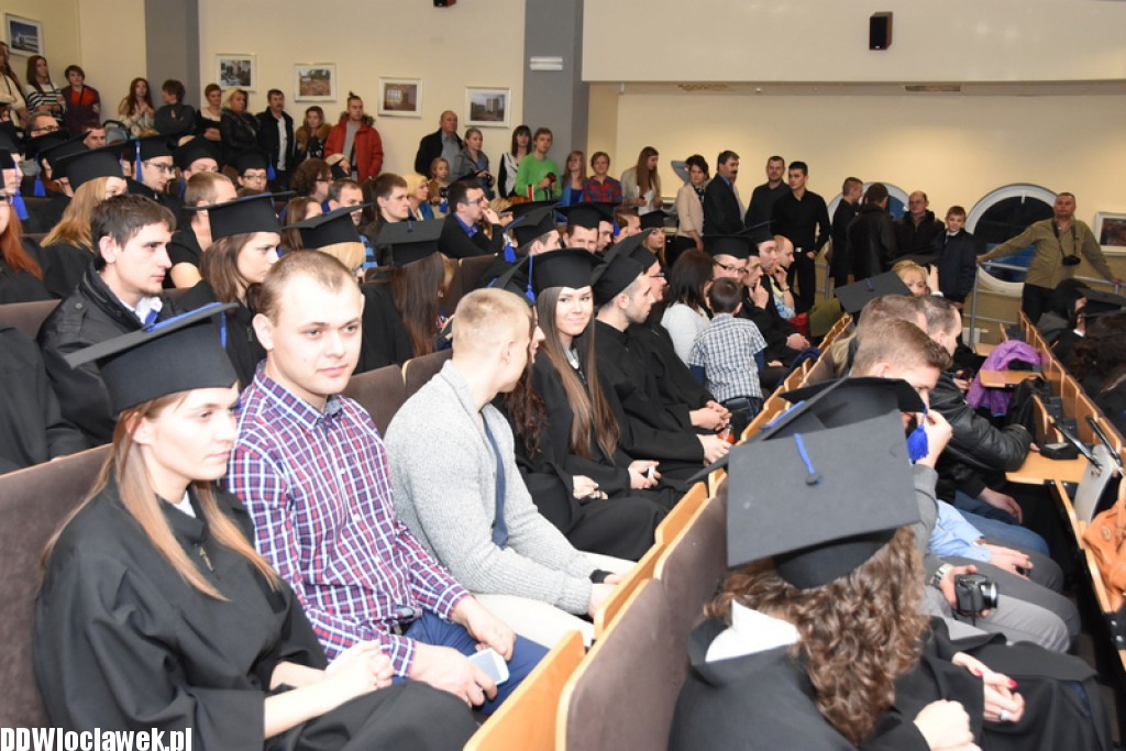 Wręczenie dyplomów studentom