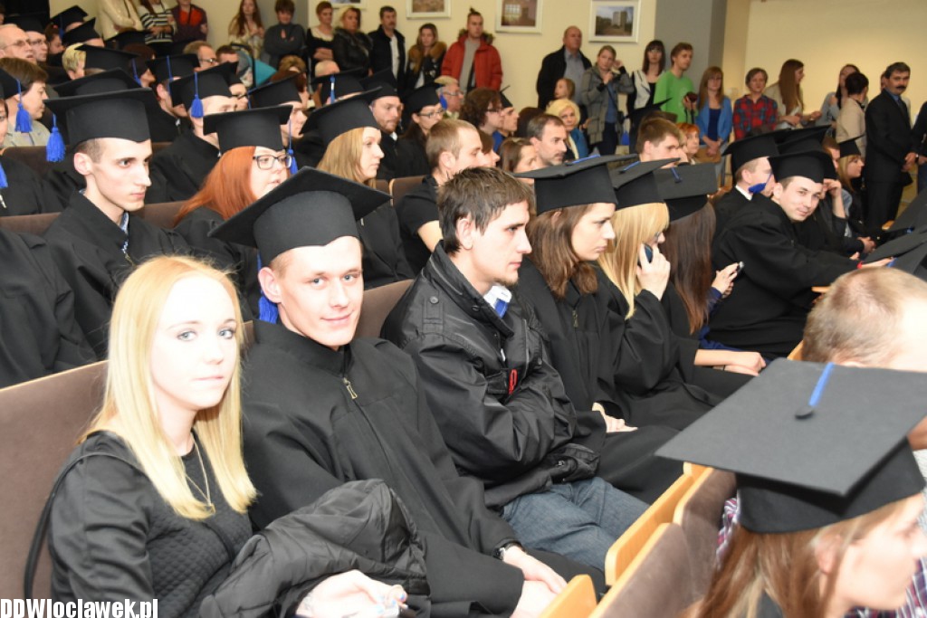 Wręczenie dyplomów studentom