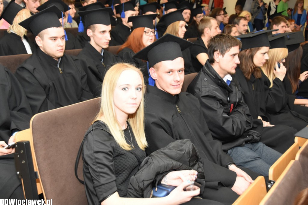 Wręczenie dyplomów studentom