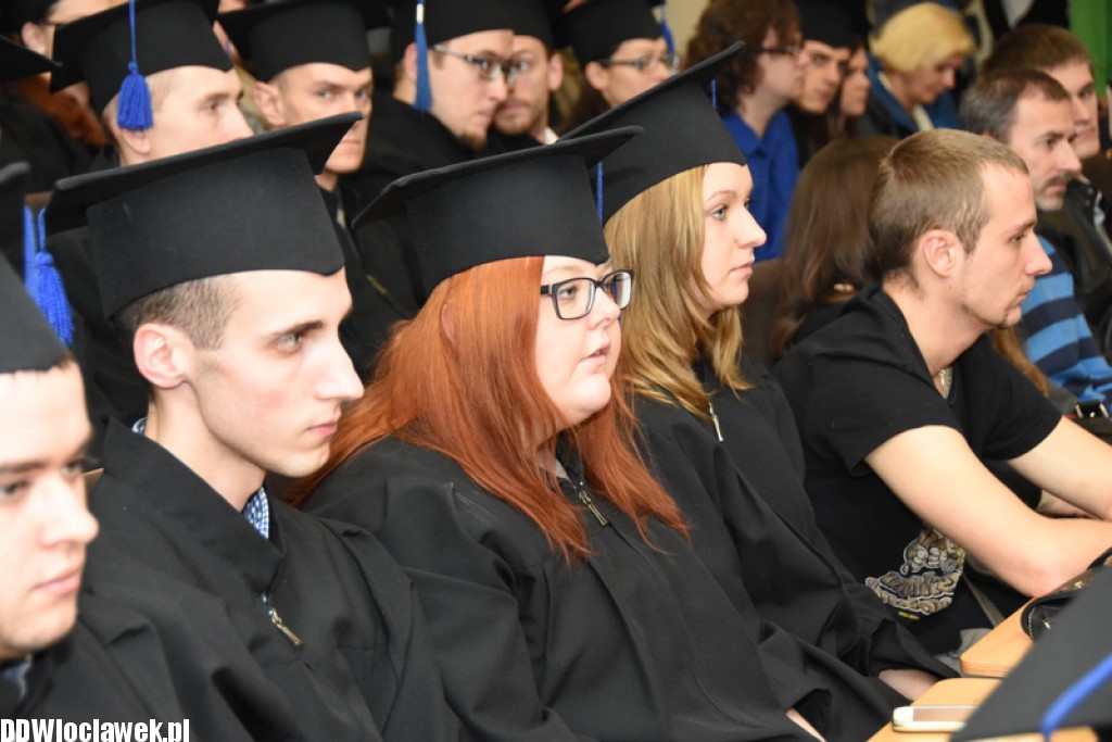 Wręczenie dyplomów studentom