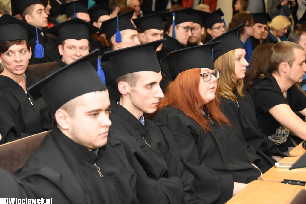Wręczenie dyplomów studentom