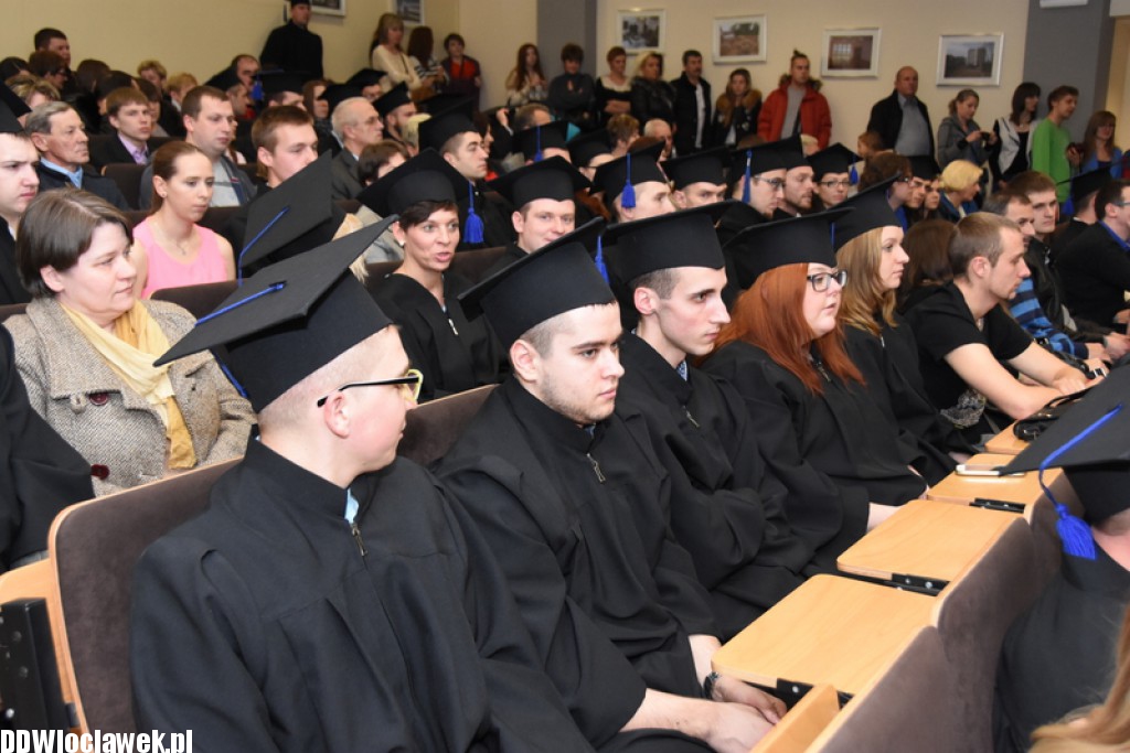 Wręczenie dyplomów studentom