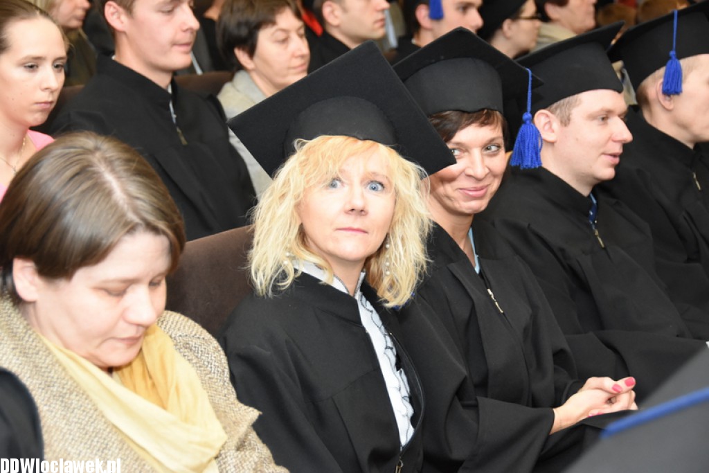 Wręczenie dyplomów studentom