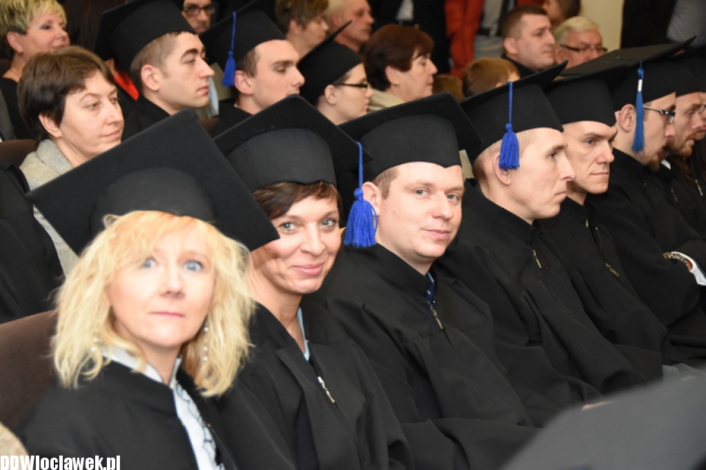 Wręczenie dyplomów studentom