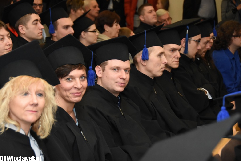 Wręczenie dyplomów studentom
