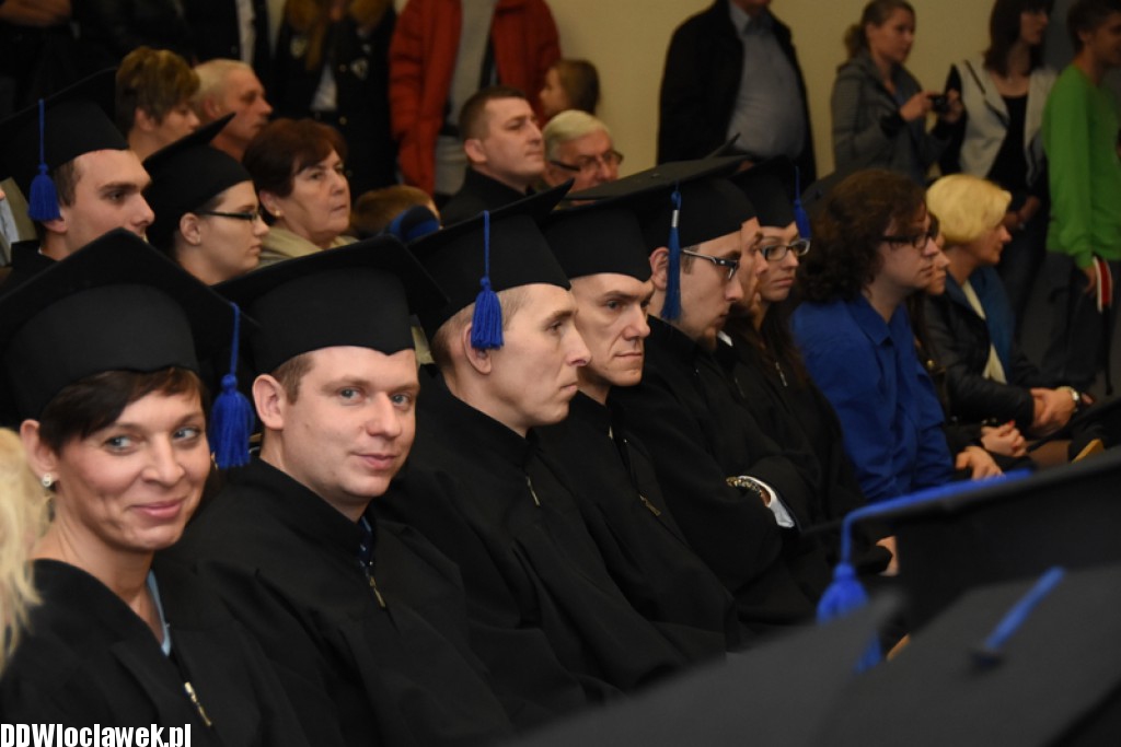 Wręczenie dyplomów studentom