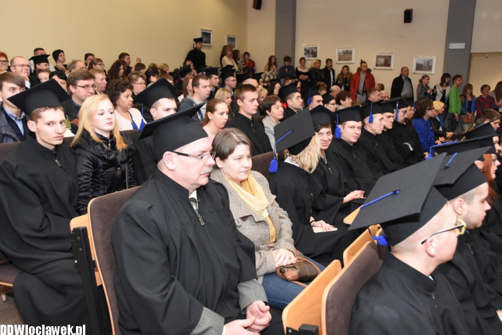 Wręczenie dyplomów studentom