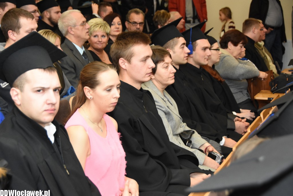 Wręczenie dyplomów studentom