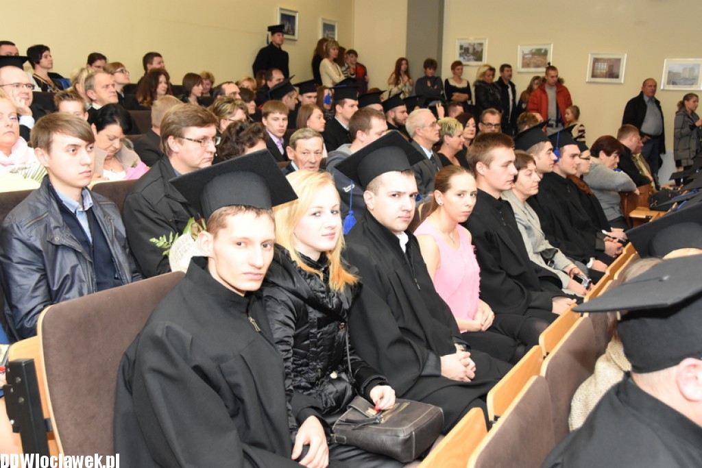 Wręczenie dyplomów studentom