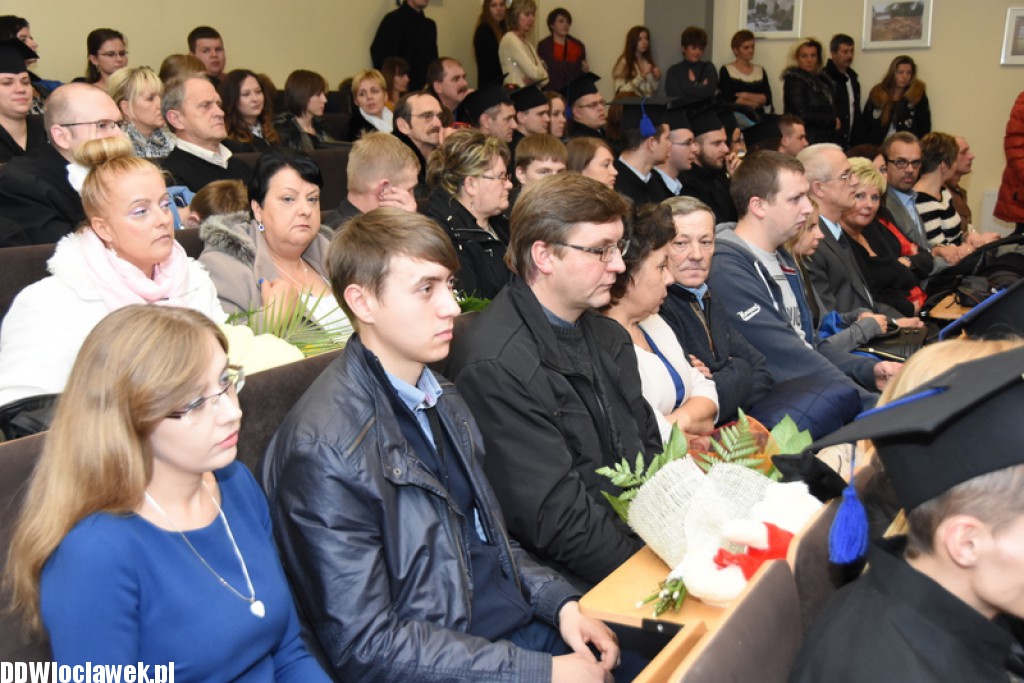Wręczenie dyplomów studentom