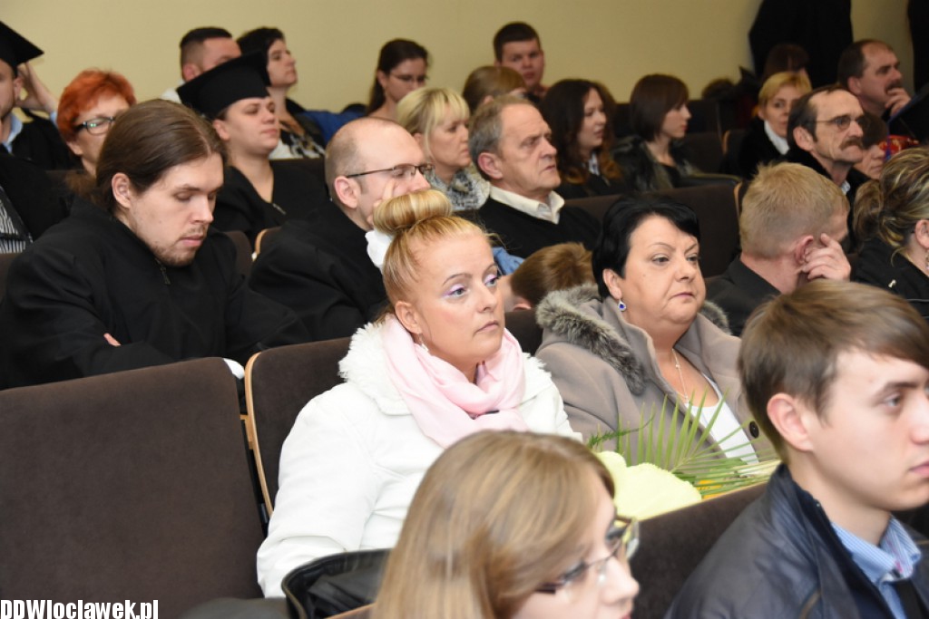 Wręczenie dyplomów studentom