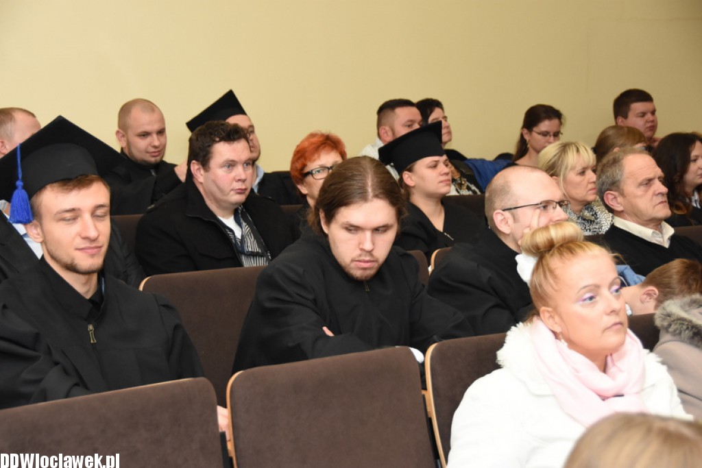 Wręczenie dyplomów studentom