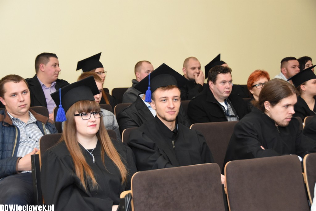 Wręczenie dyplomów studentom
