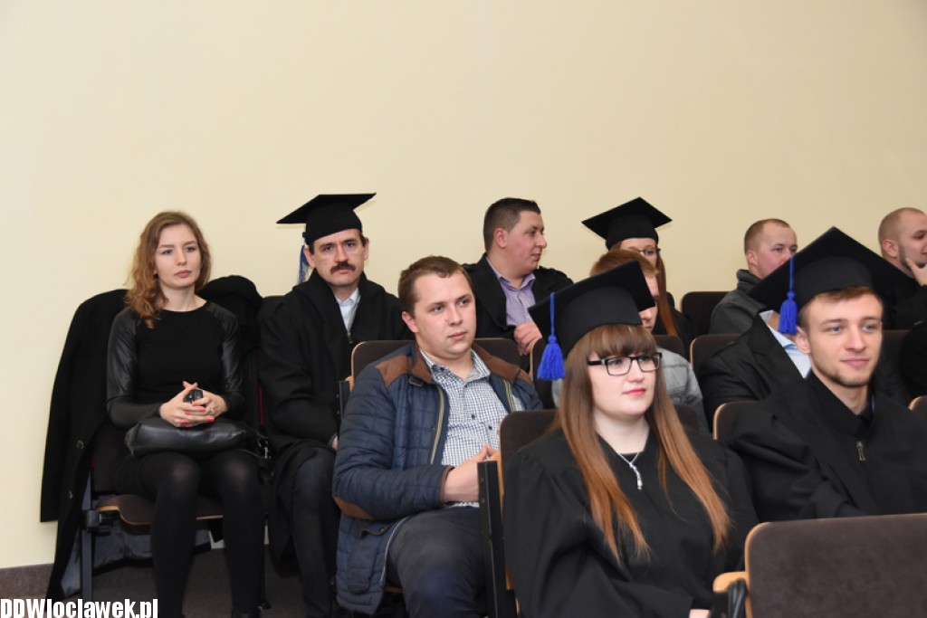 Wręczenie dyplomów studentom