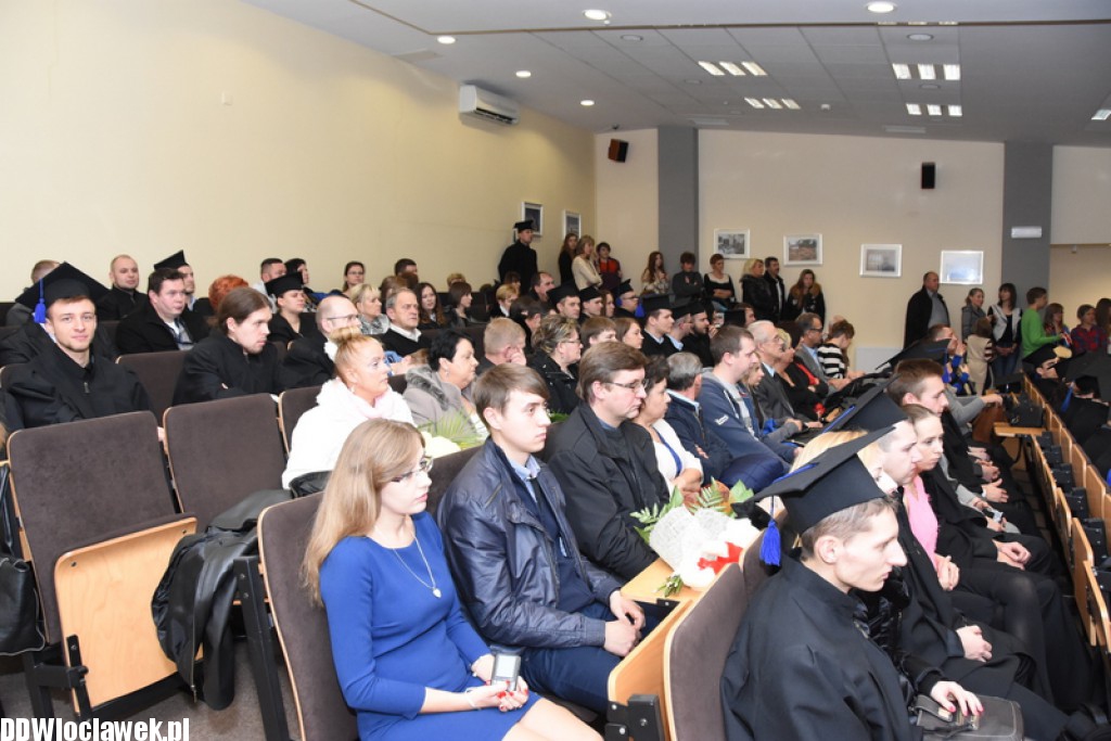 Wręczenie dyplomów studentom